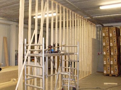 Houtskeletbouw scheidingswand in opbouw, met het stijl- en regelwerk in het zicht.