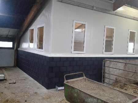 In een stal gebouwde pasteuriseerruimte met gemetselde plint en nieuwe kozijnen.
