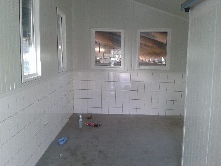 De binnenzijde van de pasteuriseerruimte, afgewerkt met gladde wanden.